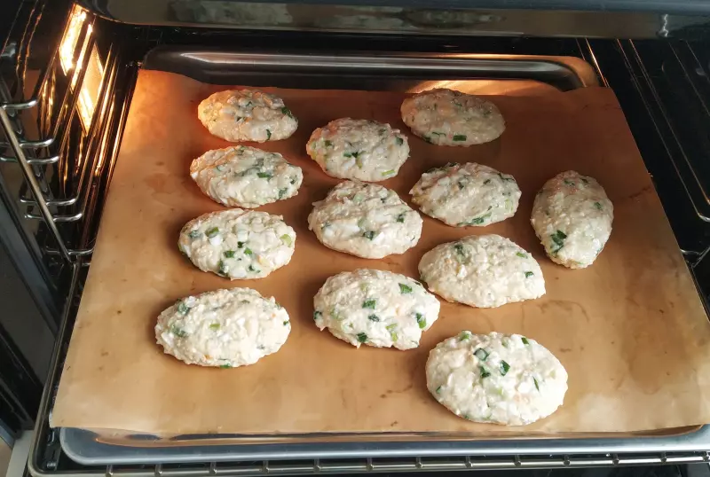 Белковые пирожки с луком и яйцами