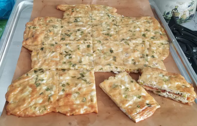 Белковые пирожки с луком и яйцами