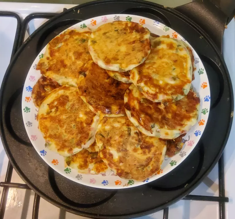 Белковые пирожки с луком и яйцами
