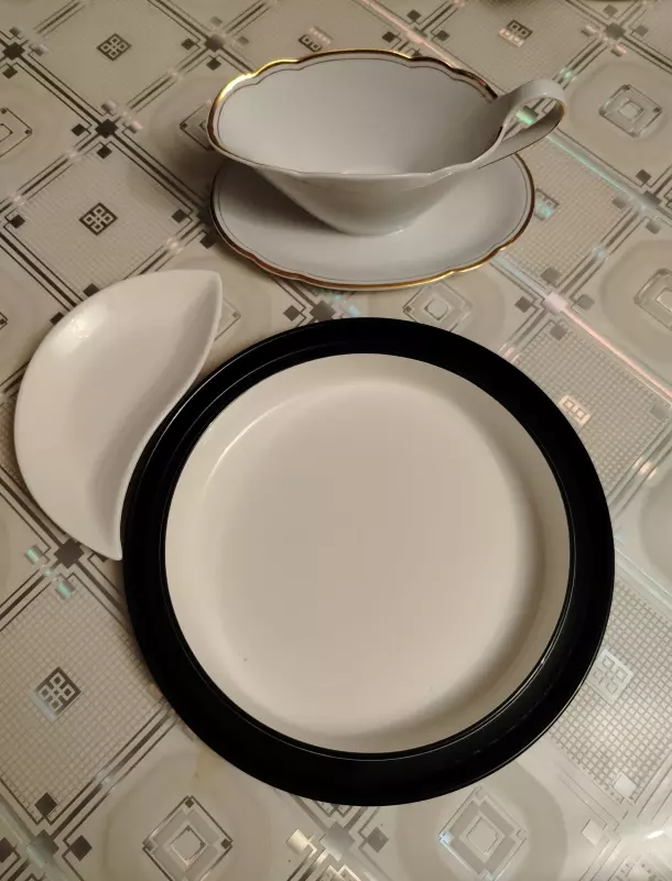 Посуда для поесть (тарелки, чашки и вообще сервизы)