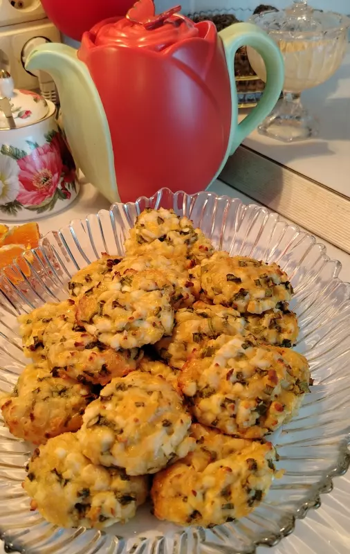 Белковые пирожки с луком и яйцами