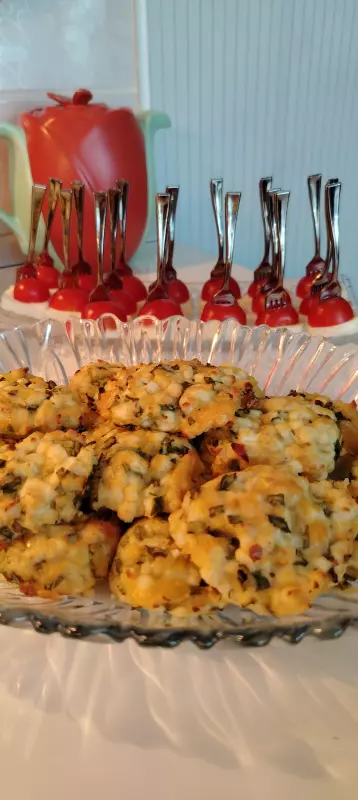 Белковые пирожки с луком и яйцами