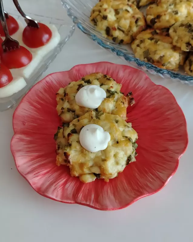Белковые пирожки с луком и яйцами