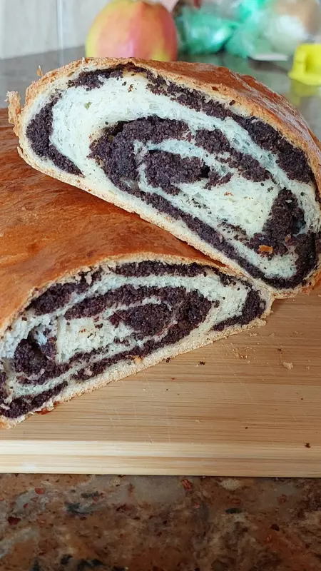 Рулет с маком, орехами и изюмом