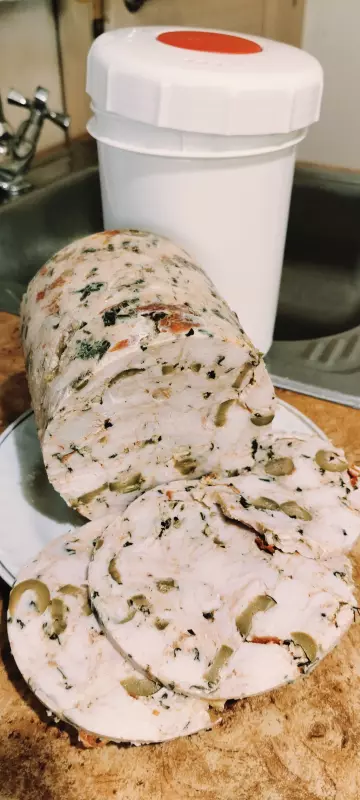 Ветчина из индейки с помидорами и оливками