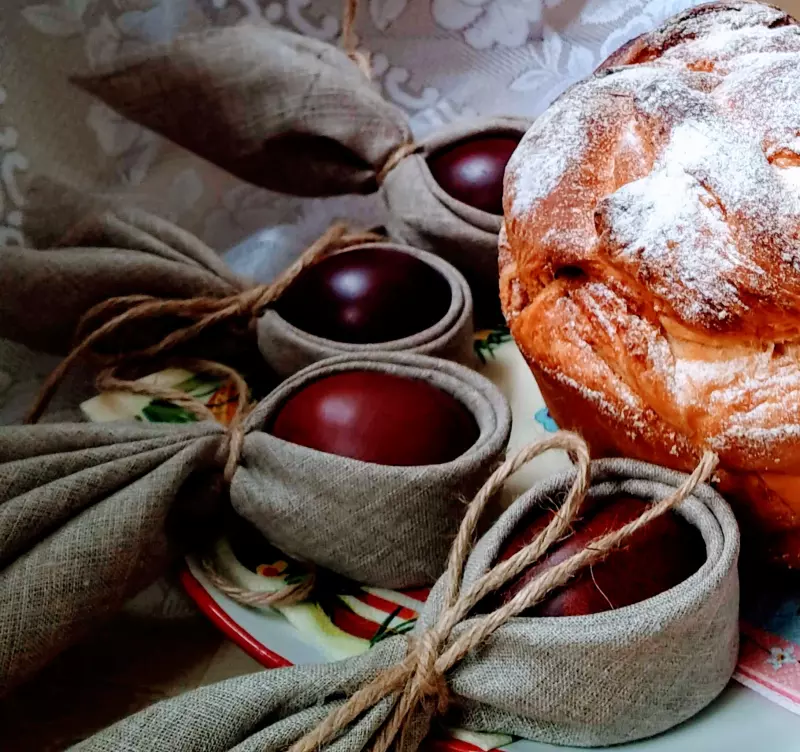 Какими подручными средствами покрасить яйца?