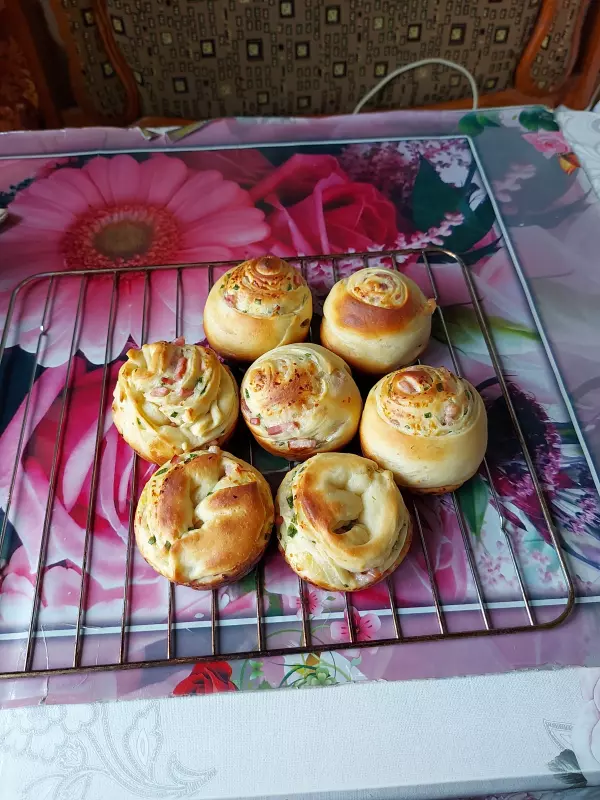 Булочки с беконом, зелёным луком и сыром моцарелла