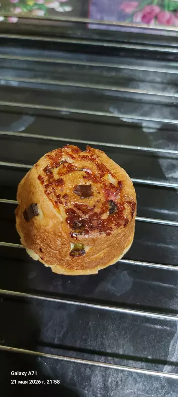 Булочки с беконом, зелёным луком и сыром моцарелла