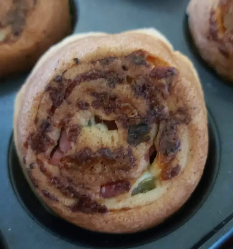 Булочки с беконом, зелёным луком и сыром моцарелла