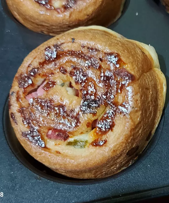 Булочки с беконом, зелёным луком и сыром моцарелла