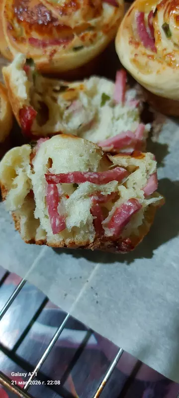 Булочки с беконом, зелёным луком и сыром моцарелла