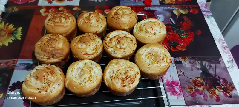 Булочки с беконом, зелёным луком и сыром моцарелла
