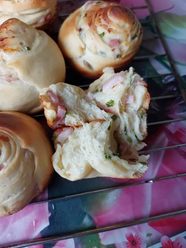 Булочки с беконом, зелёным луком и сыром моцарелла