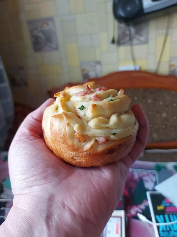 Булочки с беконом, зелёным луком и сыром моцарелла