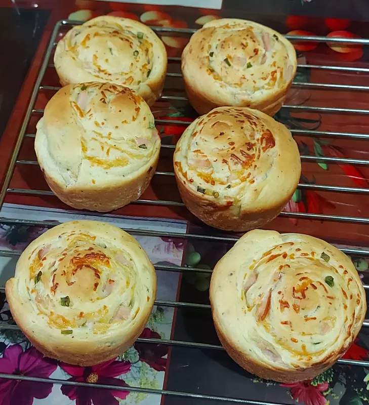 Булочки с беконом, зелёным луком и сыром моцарелла