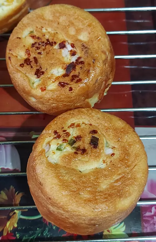 Булочки с беконом, зелёным луком и сыром моцарелла