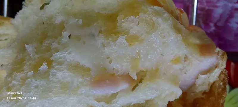 Булочки с беконом, зелёным луком и сыром моцарелла