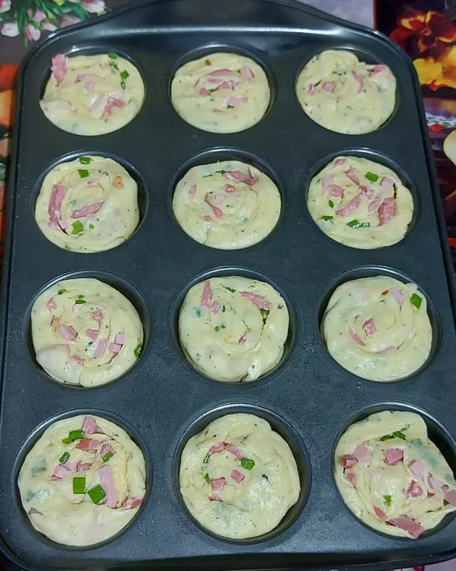 Булочки с беконом, зелёным луком и сыром моцарелла