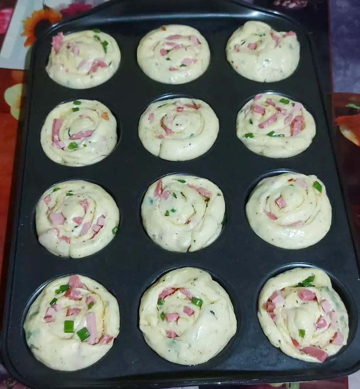 Булочки с беконом, зелёным луком и сыром моцарелла