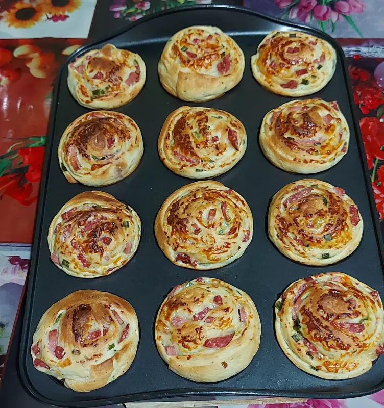 Булочки с беконом, зелёным луком и сыром моцарелла