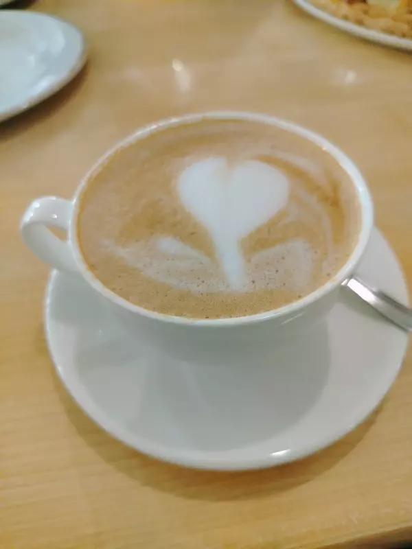 Стейк — мужчине, латте — девушке? Почему официанты не верят нашим заказам