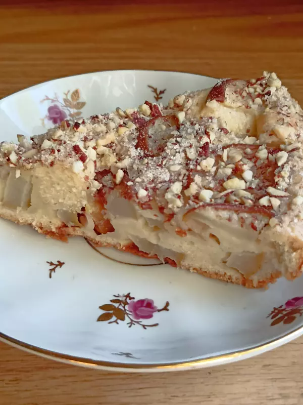 Нежный пирог с грушами и миндалём