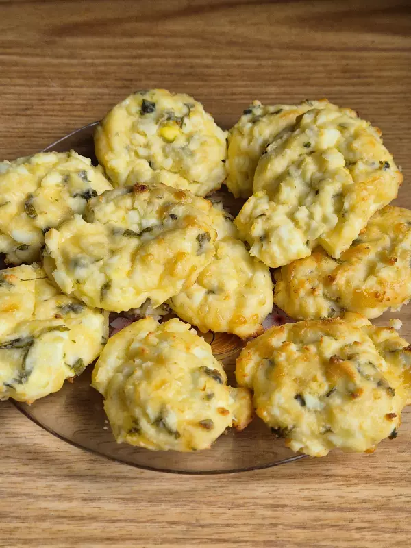 Белковые пирожки с луком и яйцами