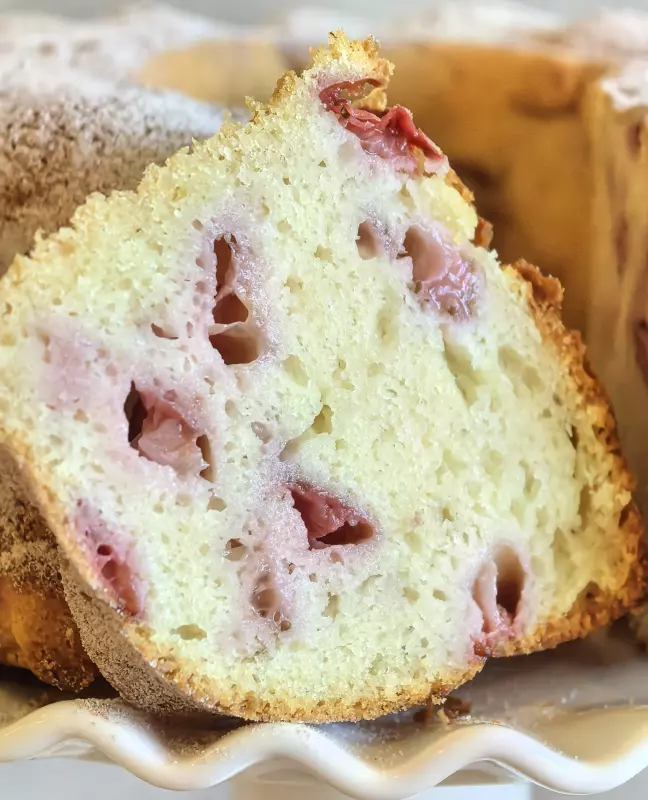 Мягкий бисквит с клубникой и греческим йогуртом