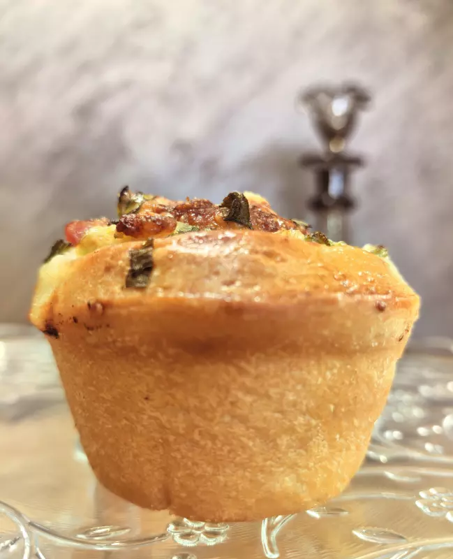 Булочки с беконом, зелёным луком и сыром моцарелла