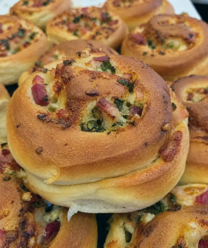 Булочки с беконом, зелёным луком и сыром моцарелла