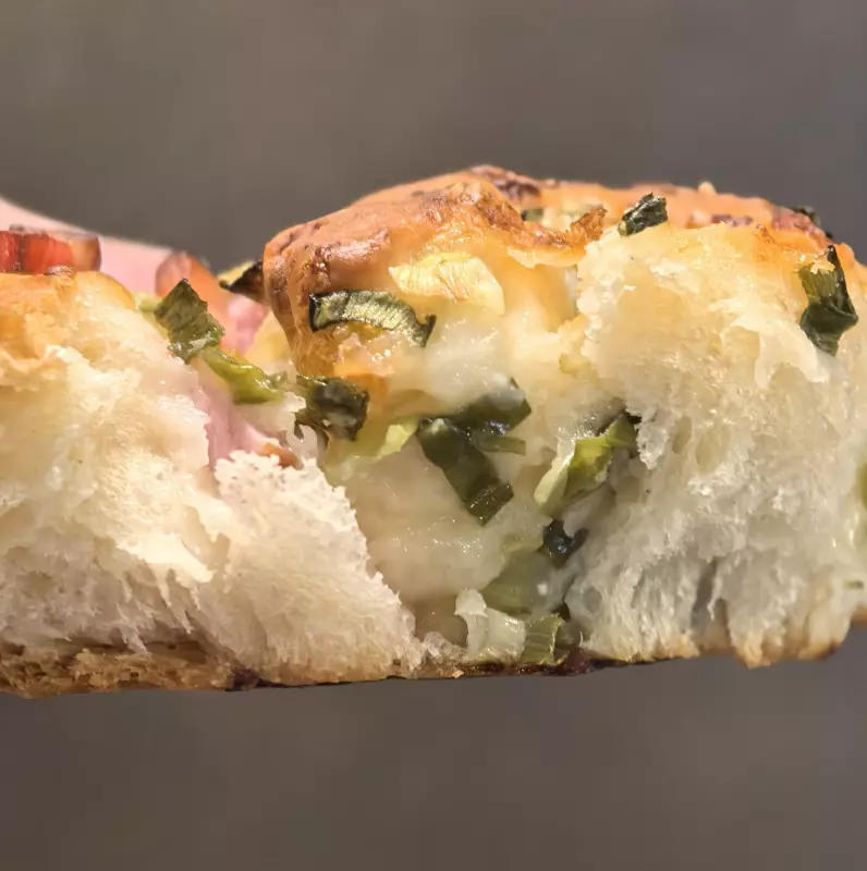 Булочки с беконом, зелёным луком и сыром моцарелла