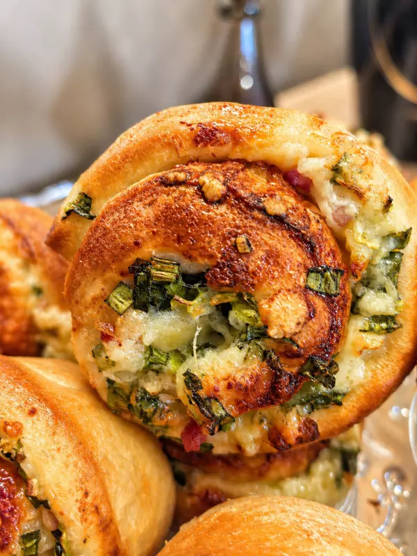 Булочки с беконом, зелёным луком и сыром моцарелла