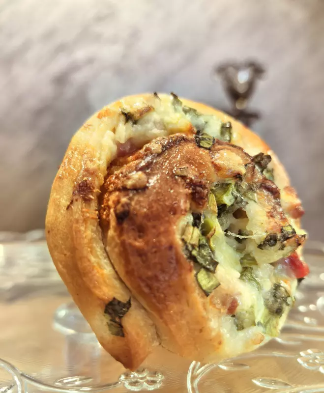 Булочки с беконом, зелёным луком и сыром моцарелла