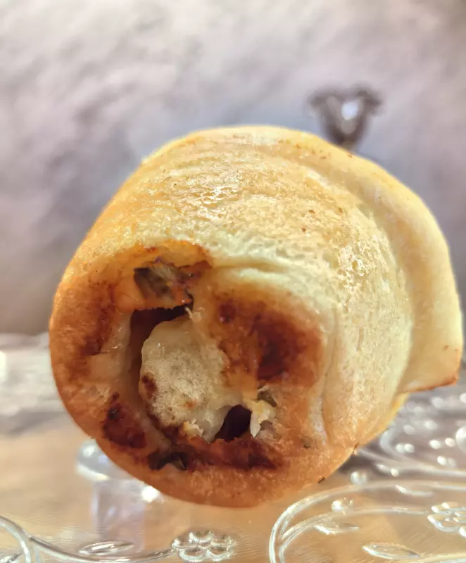 Булочки с беконом, зелёным луком и сыром моцарелла
