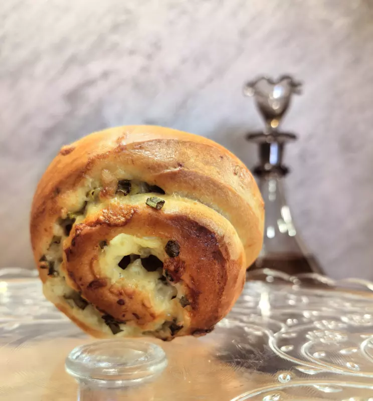 Булочки с беконом, зелёным луком и сыром моцарелла