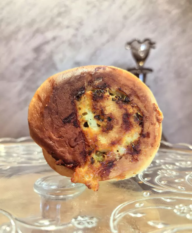 Булочки с беконом, зелёным луком и сыром моцарелла
