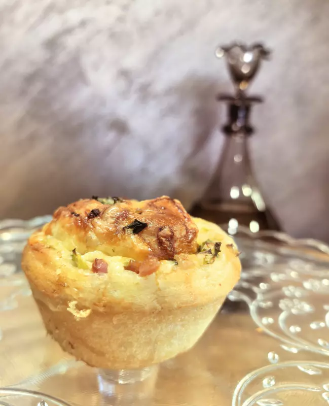 Булочки с беконом, зелёным луком и сыром моцарелла