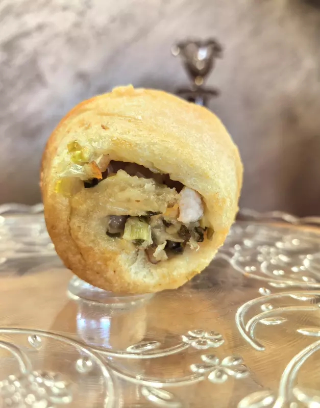 Булочки с беконом, зелёным луком и сыром моцарелла