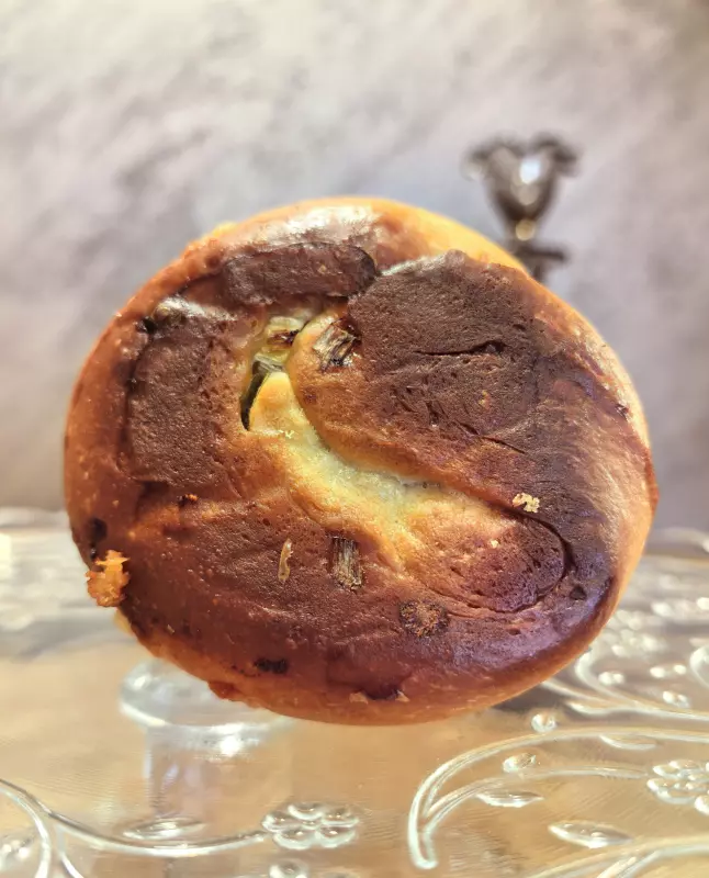 Булочки с беконом, зелёным луком и сыром моцарелла