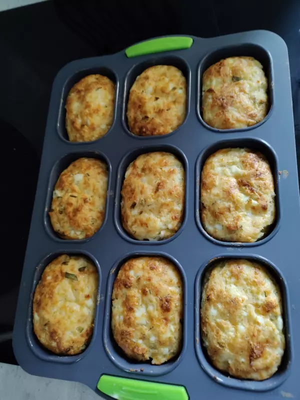 Белковые пирожки с луком и яйцами