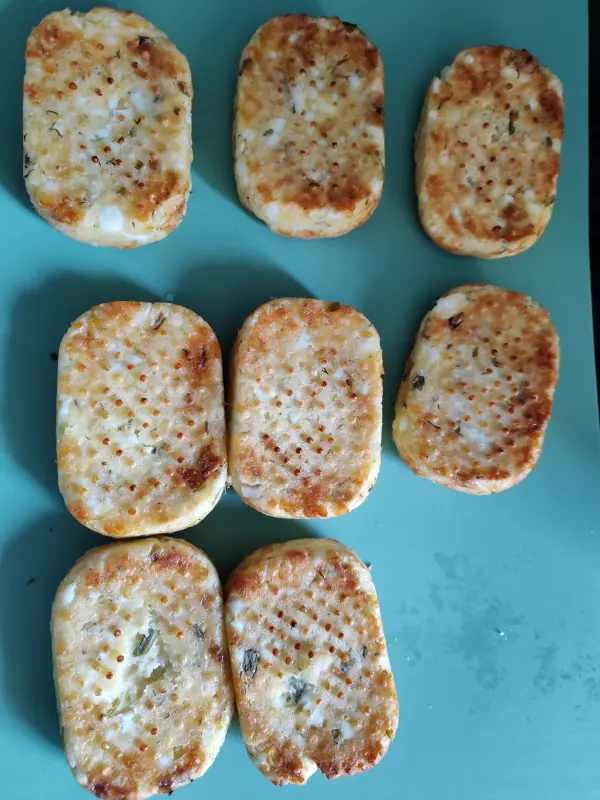 Белковые пирожки с луком и яйцами