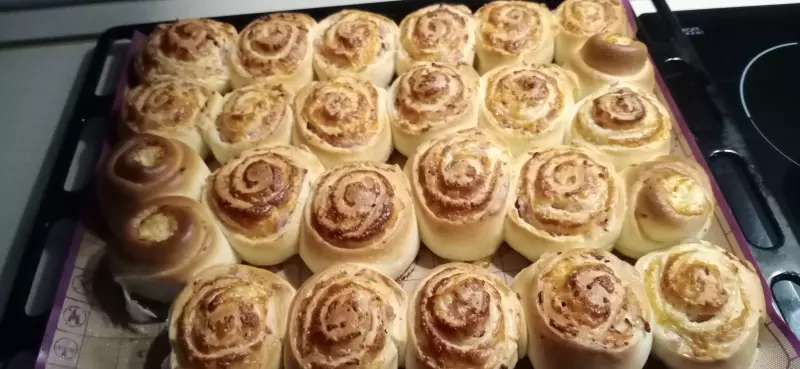 Булочки с беконом, зелёным луком и сыром моцарелла