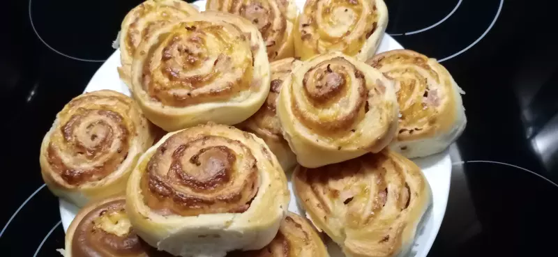 Булочки с беконом, зелёным луком и сыром моцарелла