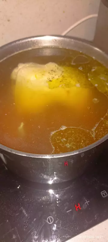 Бульон куриный прозрачный с блинами, начиненными кашей