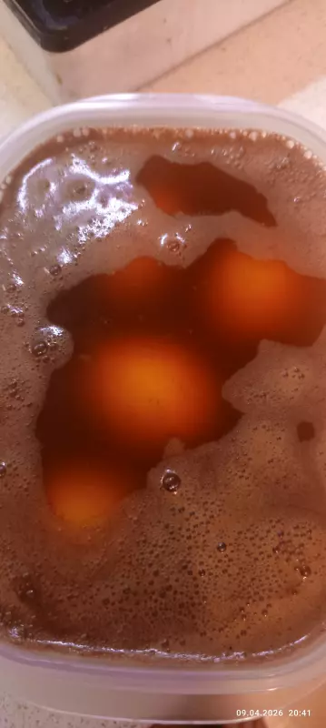 Какими подручными средствами покрасить яйца?