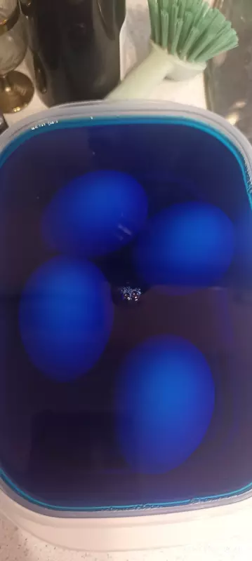 Какими подручными средствами покрасить яйца?