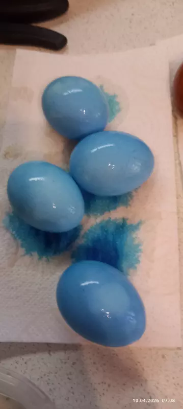 Какими подручными средствами покрасить яйца?