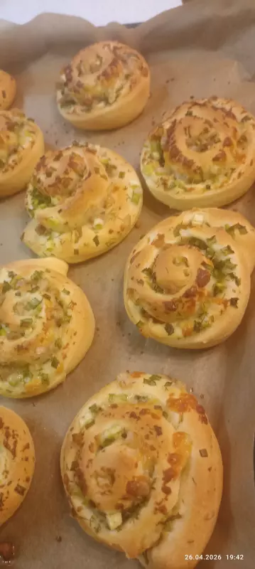 Булочки с беконом, зелёным луком и сыром моцарелла