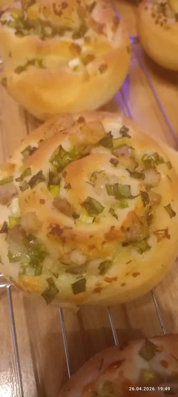 Булочки с беконом, зелёным луком и сыром моцарелла