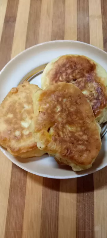 Оладьи с начинкой или ленивые "пирожки" с капустой и яйцами